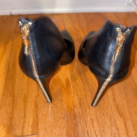 BCBG Black Leather Gold Zipper Heeled Pumps Size 9 - Picture 4 of 8